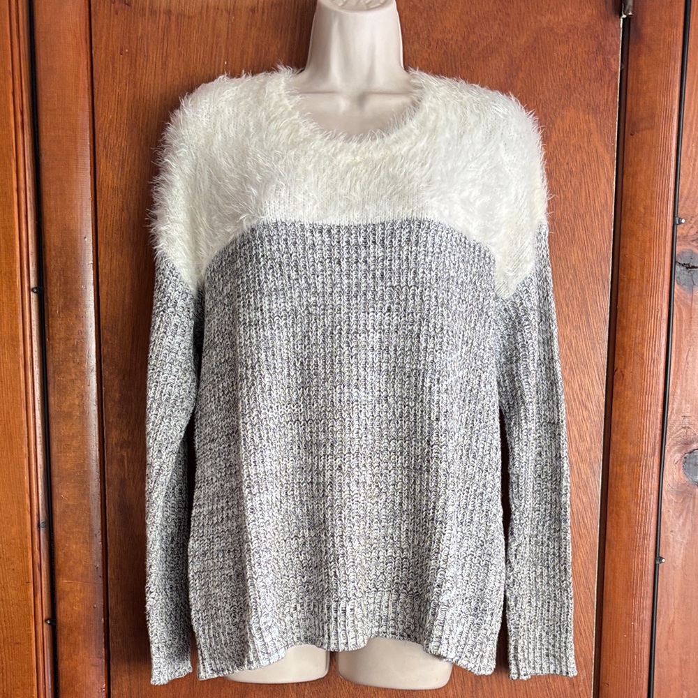 Vince Camuto White and Gray sweater size M preowned